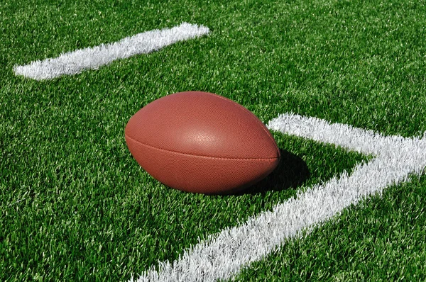 Football americano sul tappeto erboso artificiale — Foto Stock