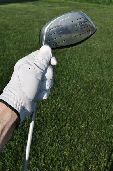 Golfspelare håller en metall drivrutin — Stockfoto