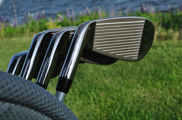 Ferros em um saco de golfe — Fotografia de Stock