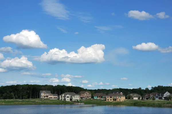 Приміських будинків на озері — стокове фото