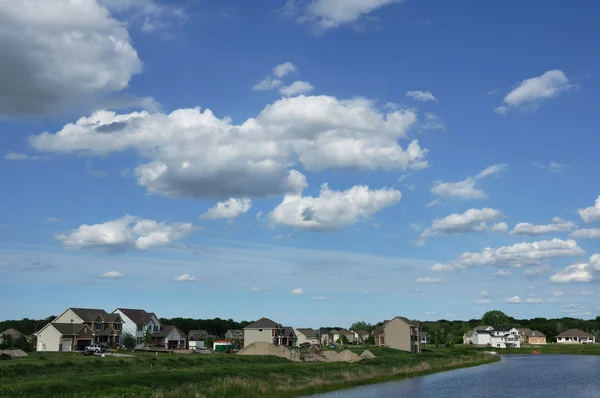 Casas ejecutivas suburbanas cerca del lago —  Fotos de Stock