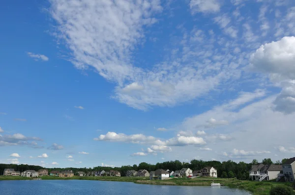Förorter verkställande hem på sjön — Stockfoto