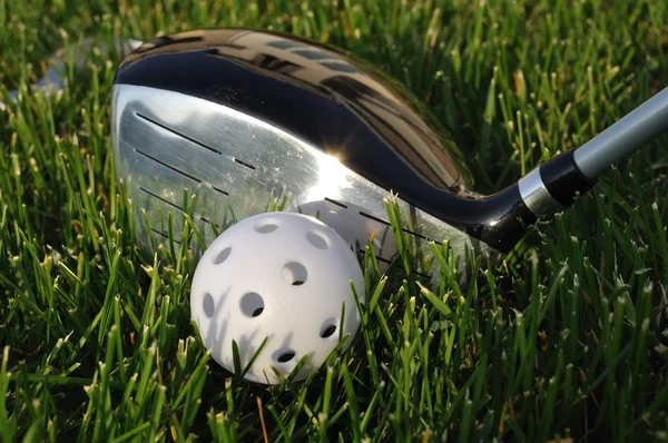 Fehér műanyag wiffle golf labda és vezető — Stock Fotó