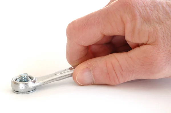 Σύσφιξη ένα καρύδι χρησιμοποιώντας ένα γαλλικό κλειδί κλειστού τύπου — Φωτογραφία Αρχείου
