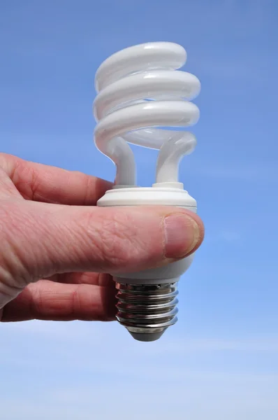Mão segurando uma luz fluorescente compacta (CFL ) — Fotografia de Stock