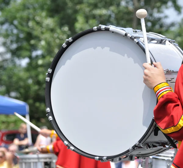 Барабанщик играет на бас-барабане в параде — стоковое фото