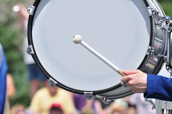 Baterista tocando baixo tambor em desfile — Fotografia de Stock