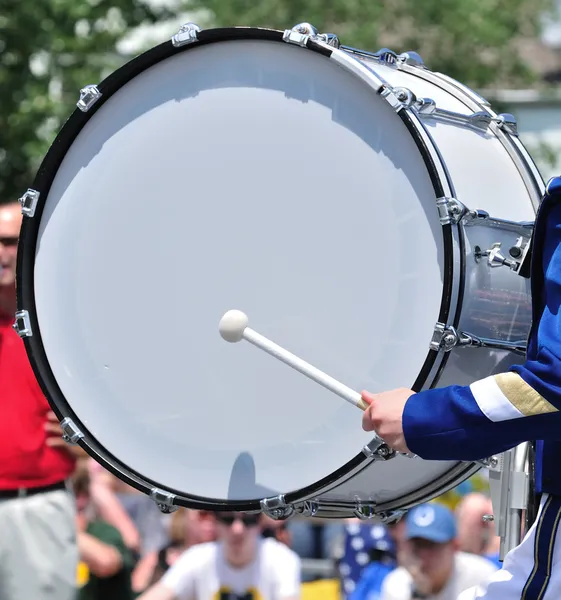 Барабанщик играет на бас-барабане в параде — стоковое фото