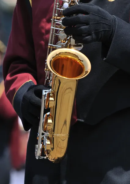 Geçit töreninde saksofon çalmaya — Stok fotoğraf