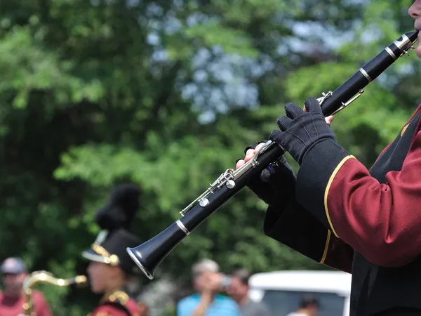 Marching band artist spela klarinett i parad — Stockfoto