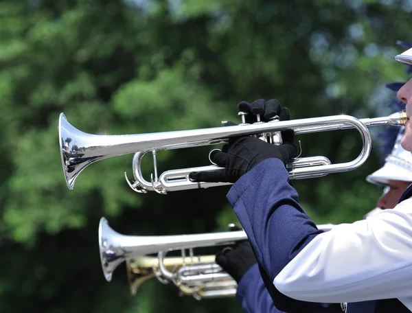 Tocando trompete de marcha em desfile — Fotografia de Stock