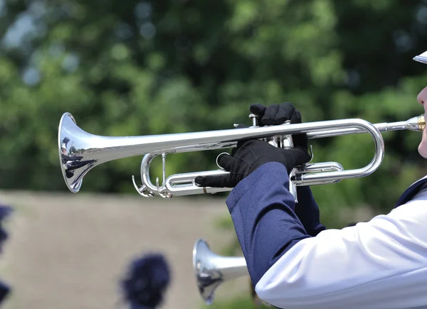 Tocando trompete de marcha em desfile — Fotografia de Stock
