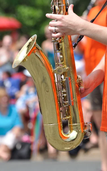 Spela saxofon i parad — Stockfoto