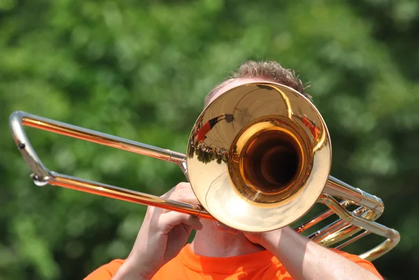Marching band artister spelar tromboner i parad — Stockfoto