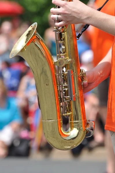 Jouer au saxophone en parade — Photo