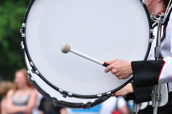Batteur jouant du tambour basse dans la parade — Photo