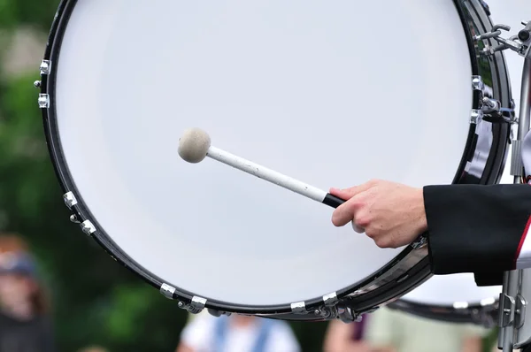 Bubeník hraje bass drum v průvodu — Stock fotografie