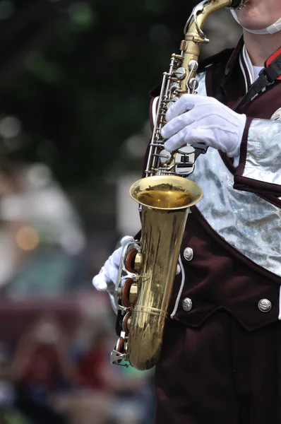 Jogando saxofone em desfile — Fotografia de Stock