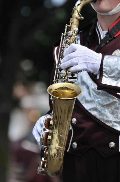 Spela saxofon i parad — Stockfoto