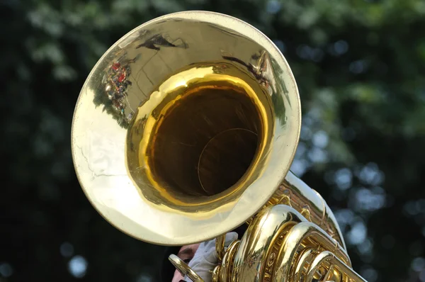 Spelen marcherende tuba in parade — Stockfoto