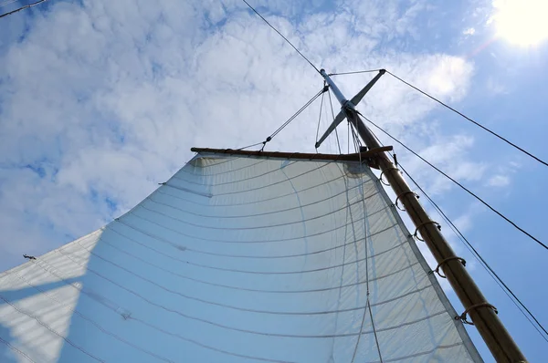 Foresail και ξύλινα κατάρτι του schooner ιστιοφόρο — Φωτογραφία Αρχείου