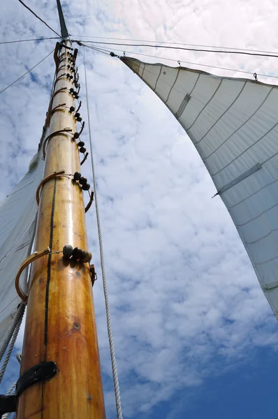 Jib and Wooden Mast of Schooner Sailboat — Stock Photo, Image