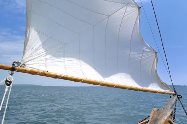 ジブおよびスクーナー船ヨットの木製バウスプリット — ストック写真