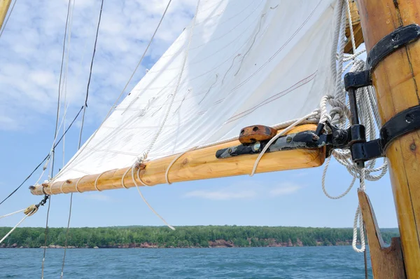 Eenmansboot en houten schoener zeilboot mast — Stockfoto