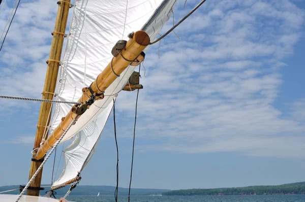 Eenmansboot en houten schoener zeilboot mast — Stok fotoğraf