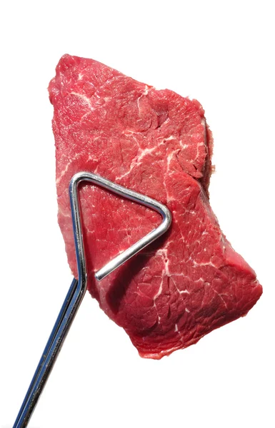 Szczypce przytrzymanie surowy wołowiny stek z polędwicy wołowej góry schabu — Zdjęcie stockowe