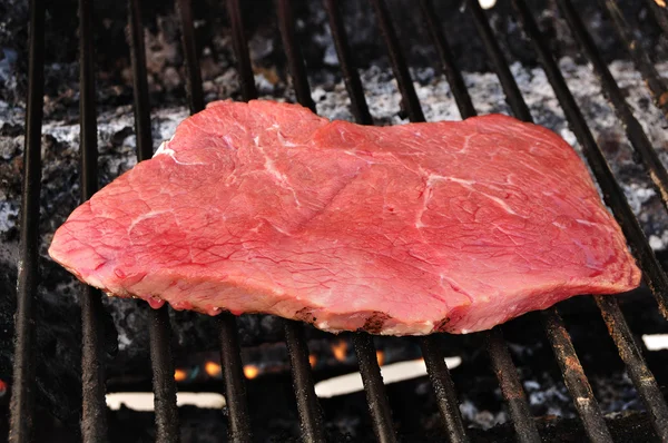 牛肉里脊顶级沙朗牛排在烤架上 — 图库照片