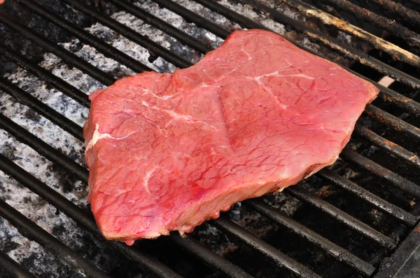 牛肉里脊顶级沙朗牛排在烤架上 — 图库照片