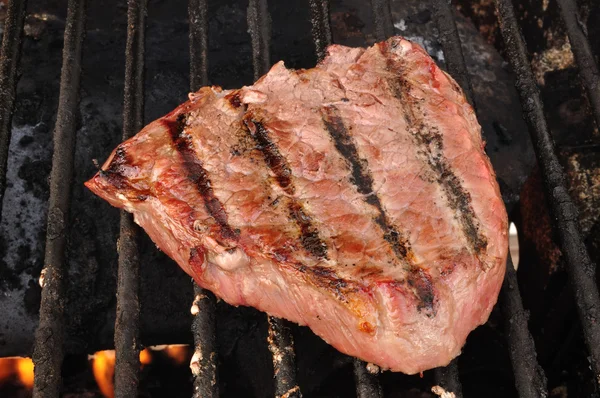 Fläskkarré topp ytterfilé biff på grillen — Stockfoto
