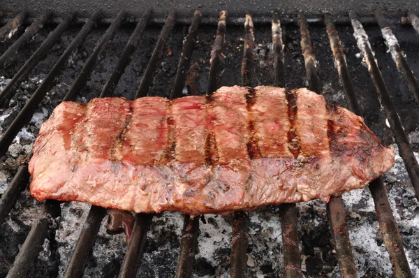 Rundvlees lendenen top entrecote op de grill — Stockfoto