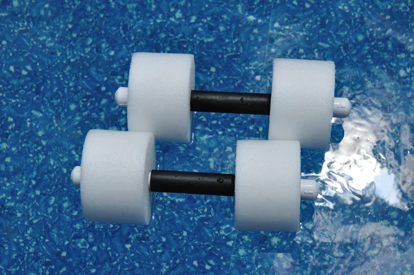Par vatten aerobics hantlar — Stockfoto