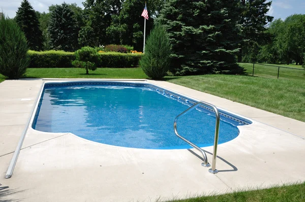 Dvorek v země bazén — Stock fotografie