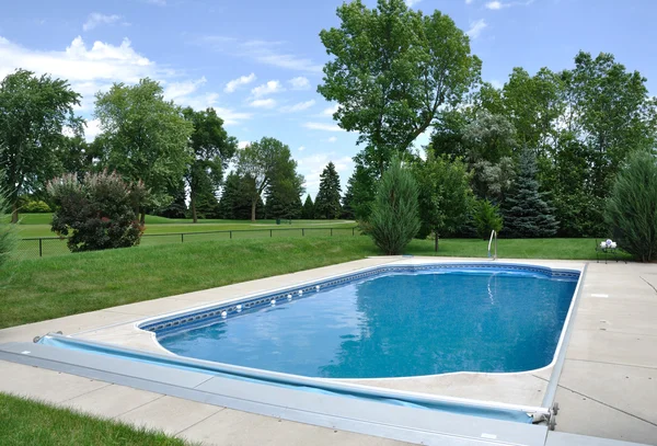 Backyard In-Ground Swimming Pool — Stock Photo, Image
