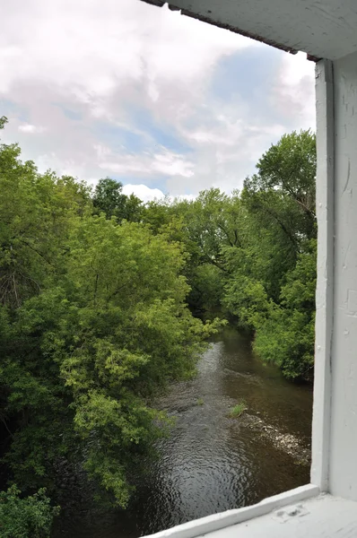 覆われた橋の窓から川の眺め — ストック写真