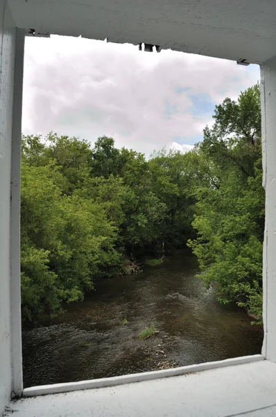 Blick auf den Fluss durch Fenster der überdachten Brücke — Stockfoto