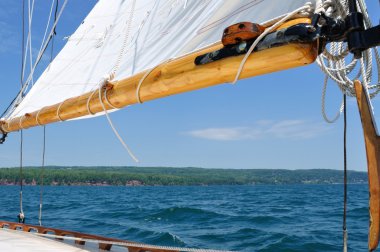 eenmansboot en houten schoener zeilboot mast