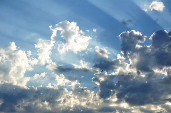 구름을 통해 태양 열으로 비행 하는 비행기 — 스톡 사진