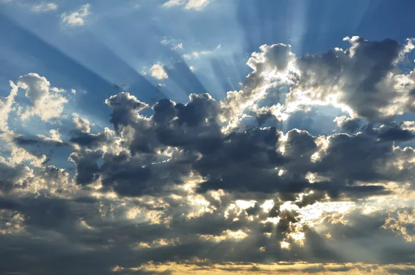 Солнечные лучи сквозь облака — стоковое фото