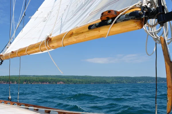 Eenmansboot en houten schoener zeilboot mast — Stockfoto