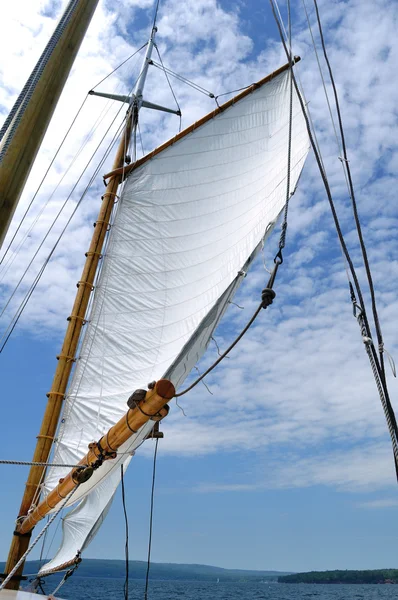 Foresail e albero di legno della barca a vela Schooner — Foto Stock