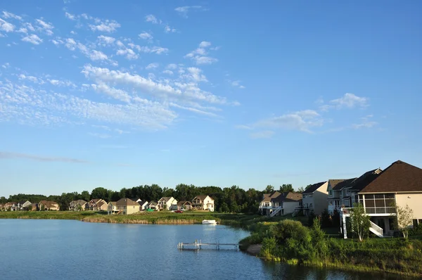 Пригородные исполнительные дома на озере — стоковое фото