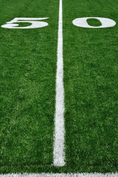 Linha de 50 jardas no campo de futebol americano — Fotografia de Stock