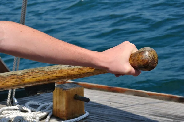 Hand op helmstok stuurinrichting een schoener zeilboot — Stockfoto