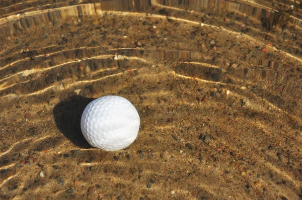 М'яч для гольфу в водної перешкоди — стокове фото