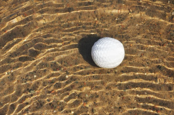 Bola de golfe em um perigo de água — Fotografia de Stock
