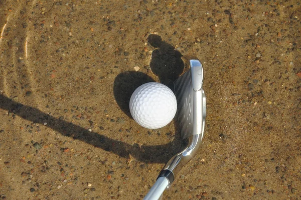 Bola de golfe e ferro em um perigo de água — Fotografia de Stock